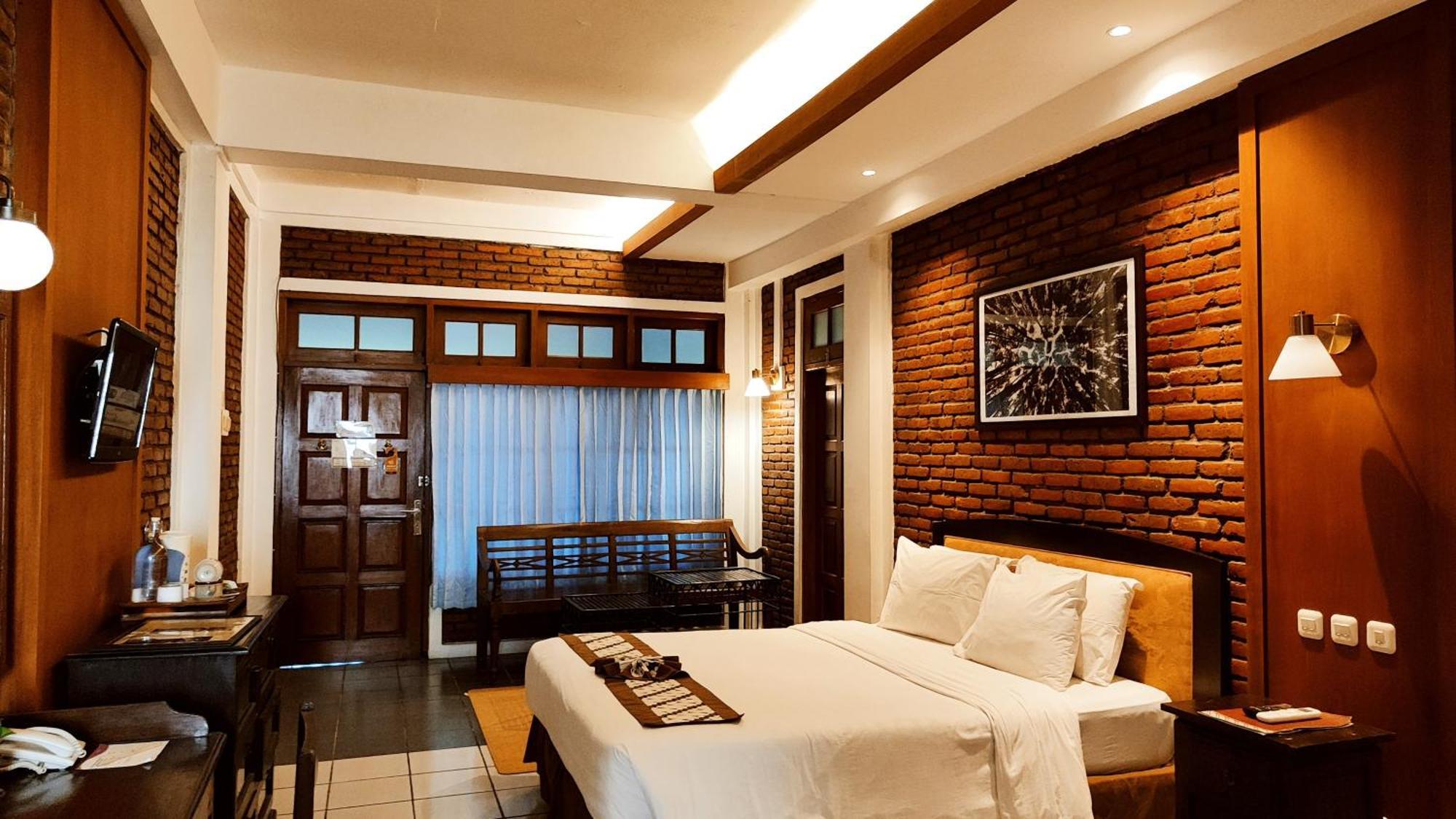 Hotel Paku Mas