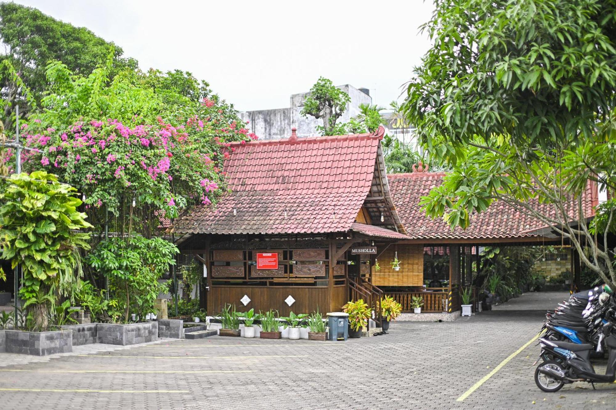Hotel Paku Mas Maguwo