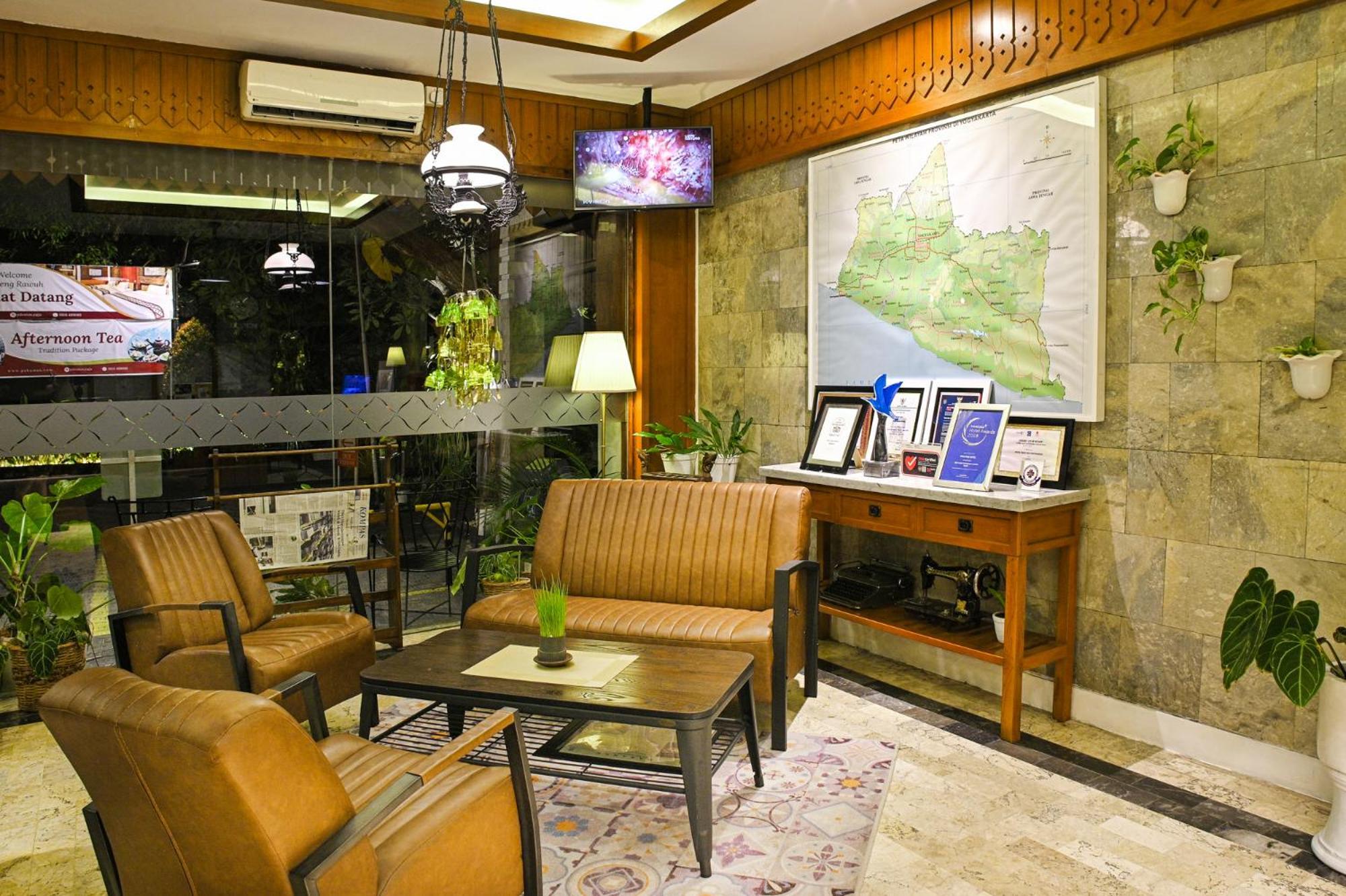 Hotel Paku Mas